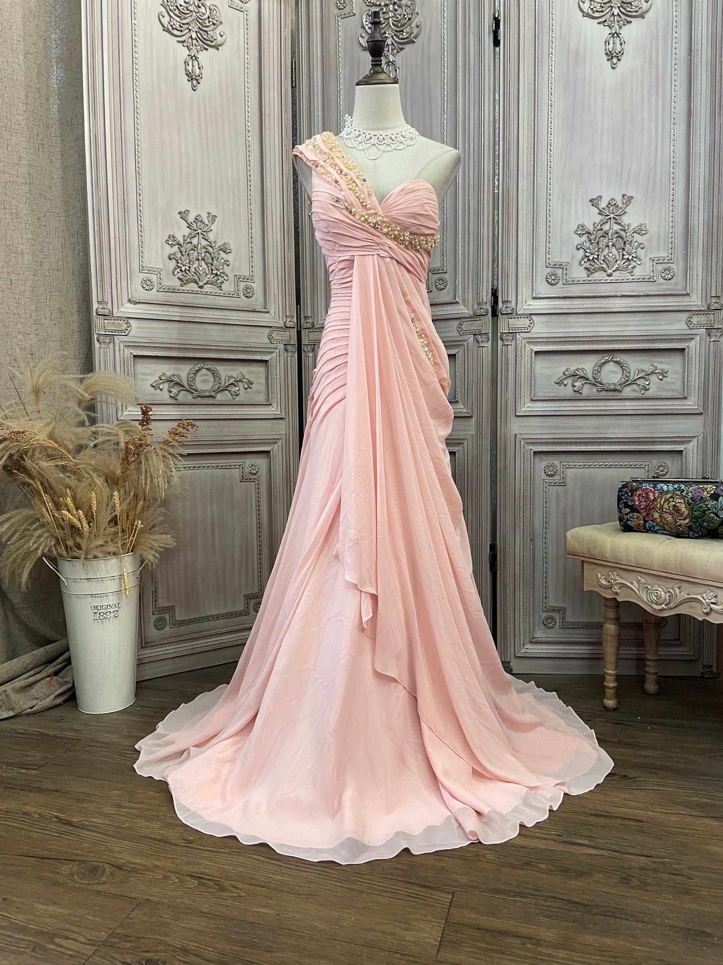 Elegantes pinkes One-Shoulder Perlen Twist gerafftes Chiffon Schleppen Ballkleid Abendkleid P4736