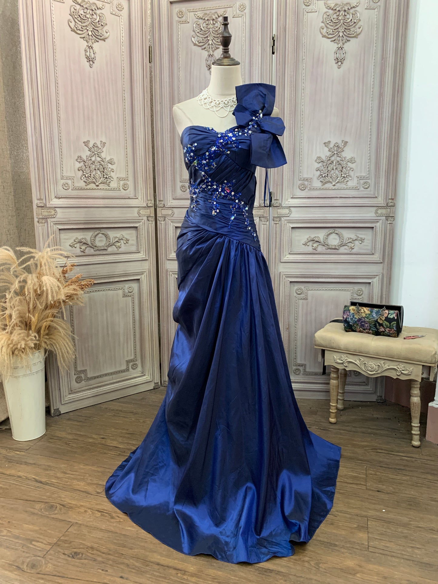 Wunderschönes marineblaues, einseitiges Abendkleid mit Herzausschnitt, Pailletten, Perlen und Schleppe P4739