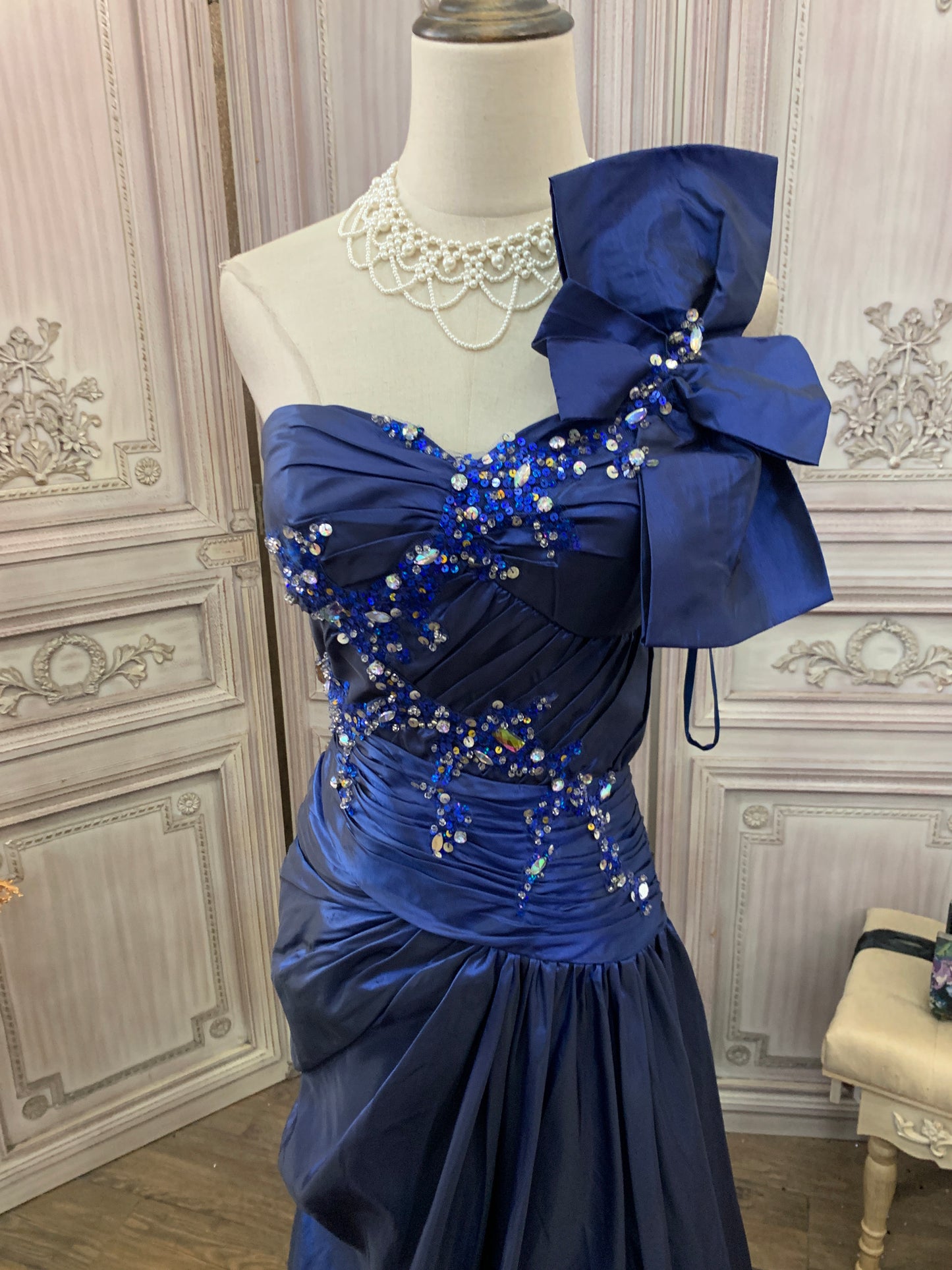 Wunderschönes marineblaues, einseitiges Abendkleid mit Herzausschnitt, Pailletten, Perlen und Schleppe P4739