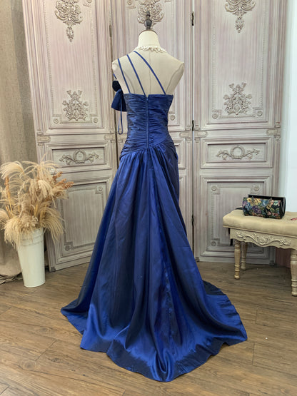 Wunderschönes marineblaues, einseitiges Abendkleid mit Herzausschnitt, Pailletten, Perlen und Schleppe P4739