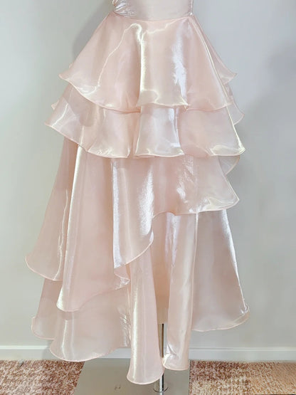 Robe de soirée/bal de promo/demoiselle d'honneur en satin rose vaporeux à fines bretelles, coupe trapèze et volants P4074