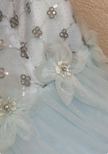 Verträumtes hellblaues Pailletten-Perlen-Tüll-Abendkleid mit V-Ausschnitt P4742