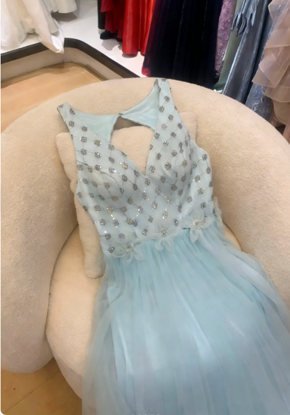 Verträumtes hellblaues Pailletten-Perlen-Tüll-Abendkleid mit V-Ausschnitt P4742