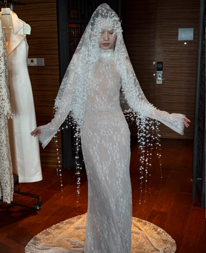 Robe de mariée vintage blanche col haut manches longues sirène en dentelle et tulle avec traîne P4748
