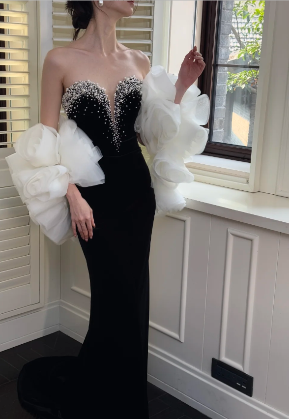 Vintage Schwarzes trägerloses Meerjungfrauen-Abendkleid aus Samt mit Perlen P4749