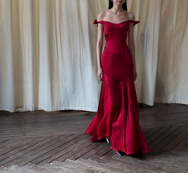Elegantes Meerjungfrauen-Abendkleid aus Satin mit roter Schleife und langen Trägern P4751