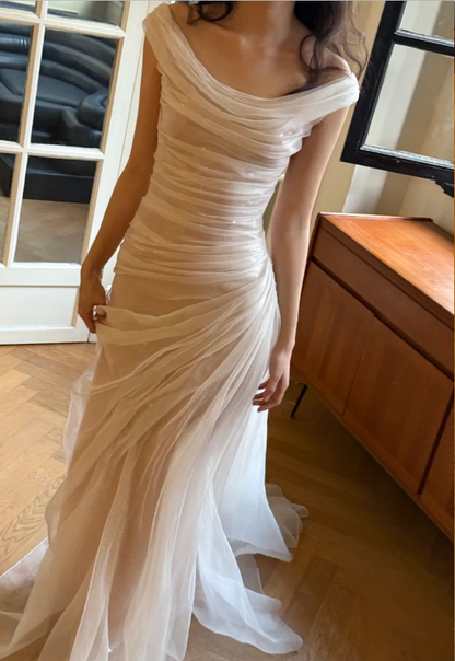 Einzigartiges weißes schulterfreies Brautkleid im Meerjungfrauen-Stil, mehrlagig, gerafft mit Tüllschleppe P4752