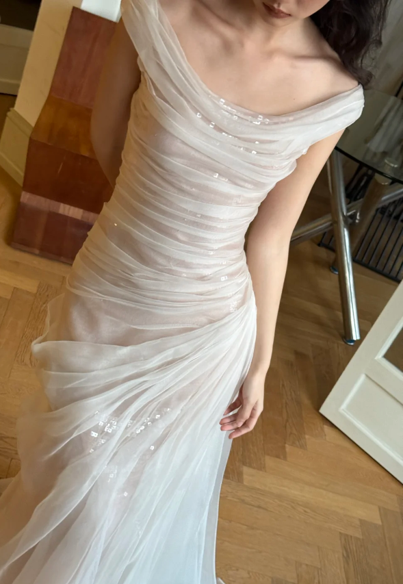 Einzigartiges weißes schulterfreies Brautkleid im Meerjungfrauen-Stil, mehrlagig, gerafft mit Tüllschleppe P4752