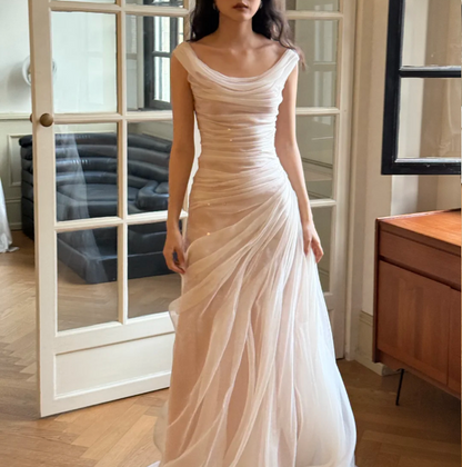 Einzigartiges weißes schulterfreies Brautkleid im Meerjungfrauen-Stil, mehrlagig, gerafft mit Tüllschleppe P4752