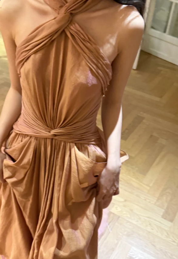 Elegantes champagnergoldenes Neckholder-Kleid mit gedrehter Raffung, Schleppe, Ballkleid, Abendkleid P4754