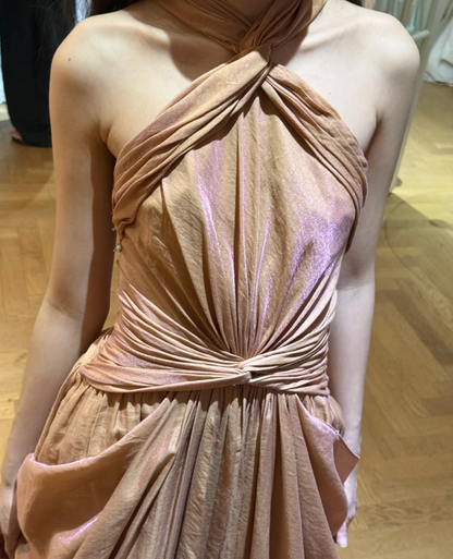 Elegantes champagnergoldenes Neckholder-Kleid mit gedrehter Raffung, Schleppe, Ballkleid, Abendkleid P4754