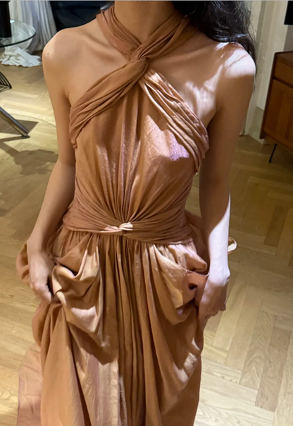 Elegantes champagnergoldenes Neckholder-Kleid mit gedrehter Raffung, Schleppe, Ballkleid, Abendkleid P4754