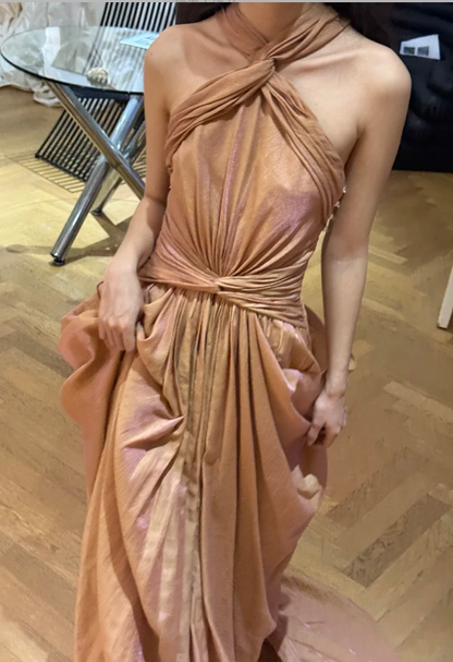 Elegantes champagnergoldenes Neckholder-Kleid mit gedrehter Raffung, Schleppe, Ballkleid, Abendkleid P4754