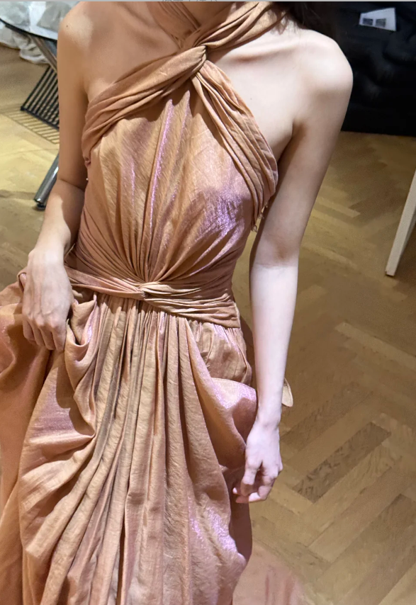 Elegantes champagnergoldenes Neckholder-Kleid mit gedrehter Raffung, Schleppe, Ballkleid, Abendkleid P4754