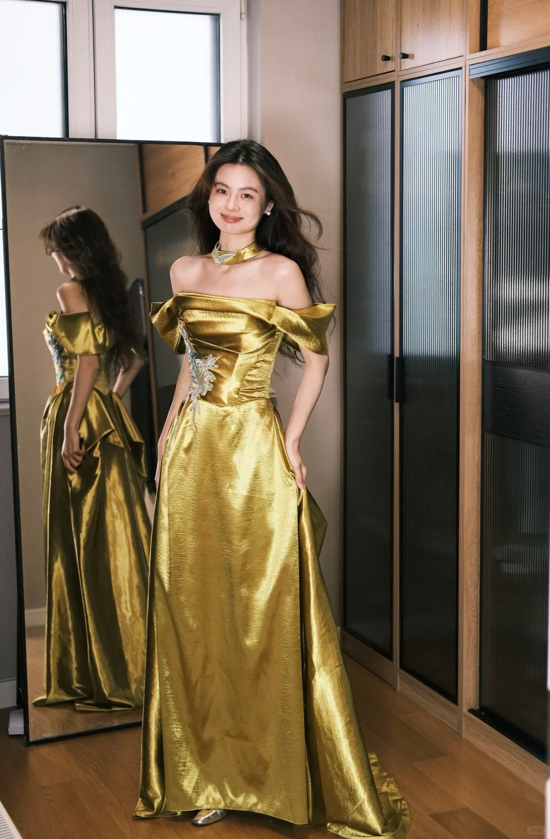 Wunderschönes, schulterfreies A-Linien-Abendkleid aus Gold-Satin mit Stickereien, langes Ballkleid P4758