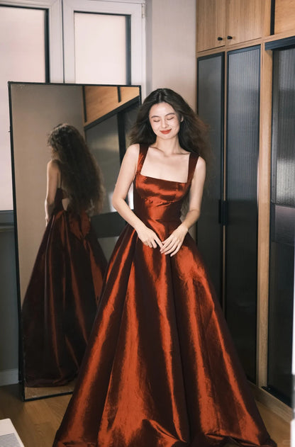 Elegantes burgunderrotes A-Linien-Ballkleid mit eckigem Ausschnitt und Schleife aus Satin P4759