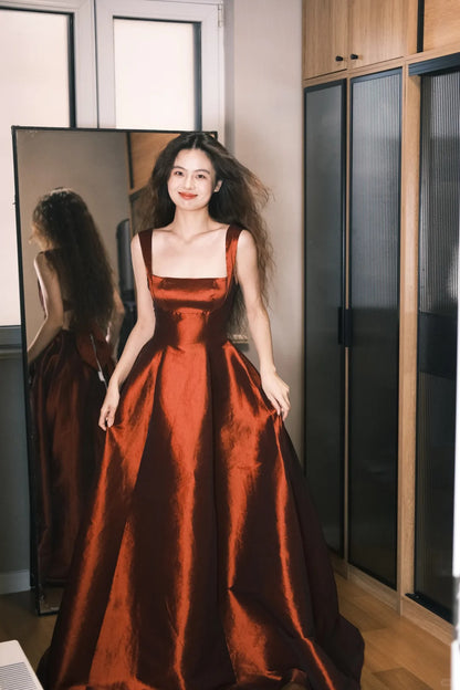 Elegantes burgunderrotes A-Linien-Ballkleid mit eckigem Ausschnitt und Schleife aus Satin P4759
