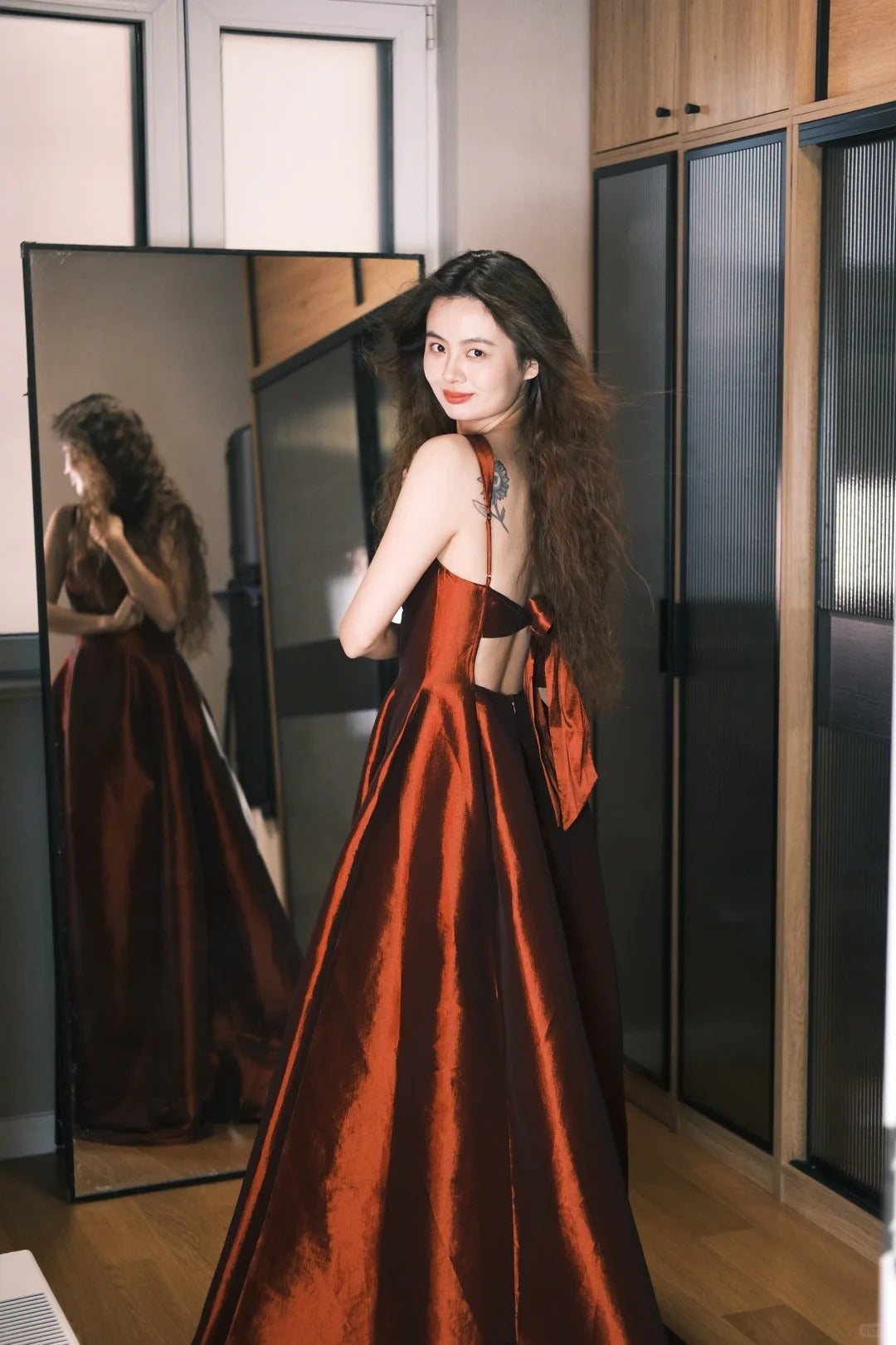 Elegantes burgunderrotes A-Linien-Ballkleid mit eckigem Ausschnitt und Schleife aus Satin P4759
