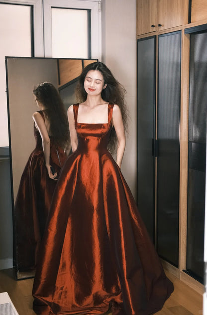 Elegantes burgunderrotes A-Linien-Ballkleid mit eckigem Ausschnitt und Schleife aus Satin P4759