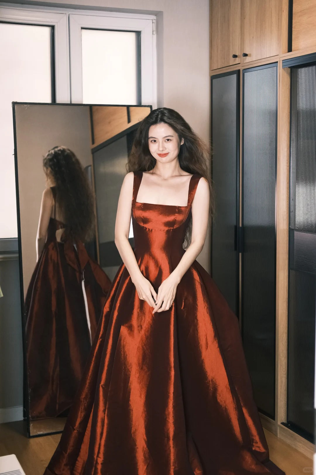 Elegantes burgunderrotes A-Linien-Ballkleid mit eckigem Ausschnitt und Schleife aus Satin P4759