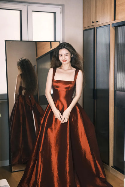 Elegantes burgunderrotes A-Linien-Ballkleid mit eckigem Ausschnitt und Schleife aus Satin P4759