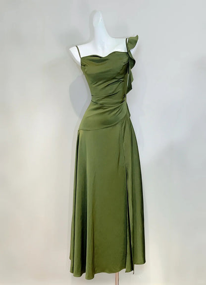 Elegantes olivgrünes, schmal geschnittenes Satin-Abendkleid mit Rüschen P4076