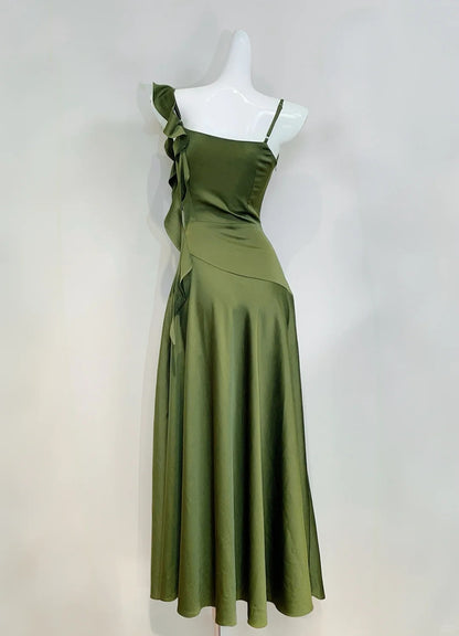 Elegantes olivgrünes, schmal geschnittenes Satin-Abendkleid mit Rüschen P4076