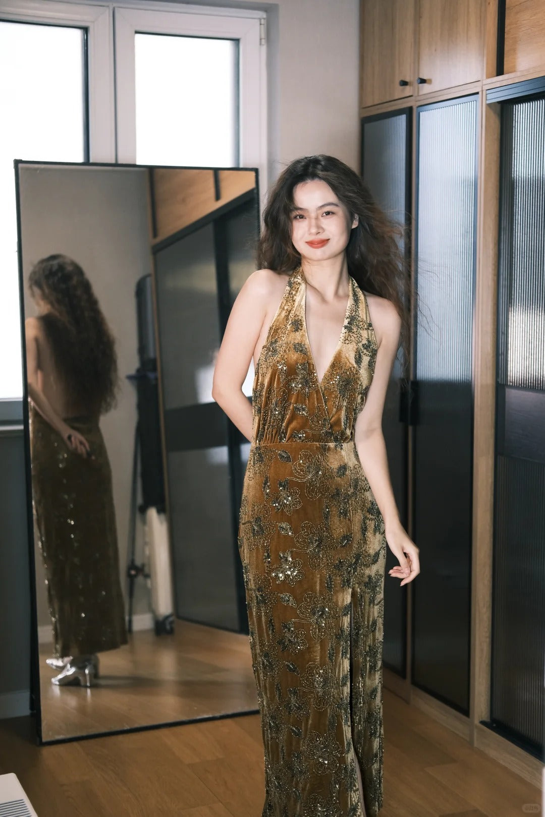 Vintage Karamellgold Neckholder Abendkleid mit offenem Rücken, Schlitz und Stickereien aus Samt P4760