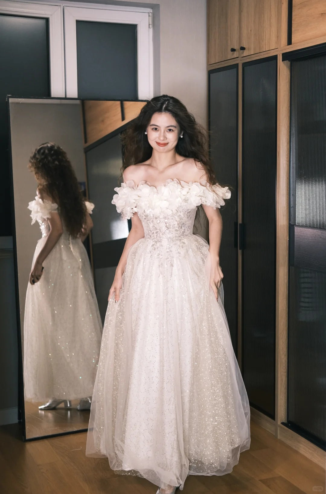 Verträumtes cremeweißes schulterfreies A-Linien-Abendkleid aus Tüll mit 3D-Blütenpailletten, langes Ballkleid, Geburtstagskleid P4761