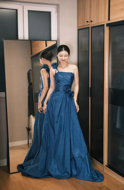Elegantes blaues, asymmetrisches Satin-Abendkleid mit 3D-Blumen und Schleppe P4764