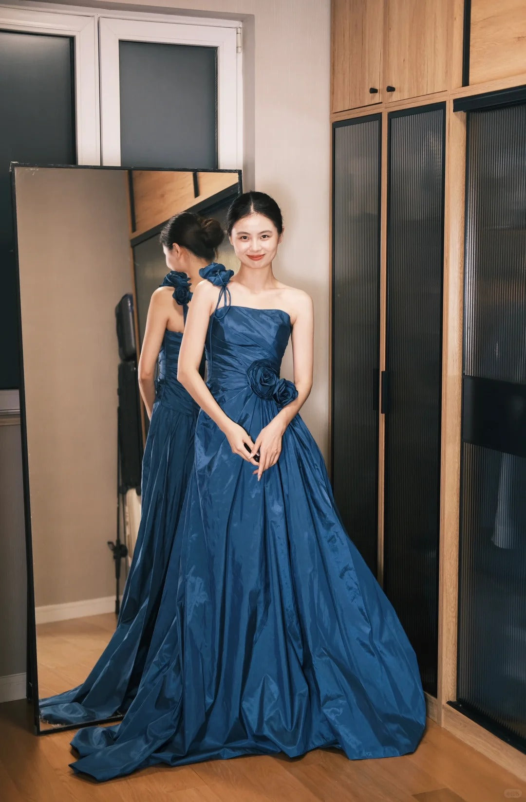 Elegantes blaues, asymmetrisches Satin-Abendkleid mit 3D-Blumen und Schleppe P4764
