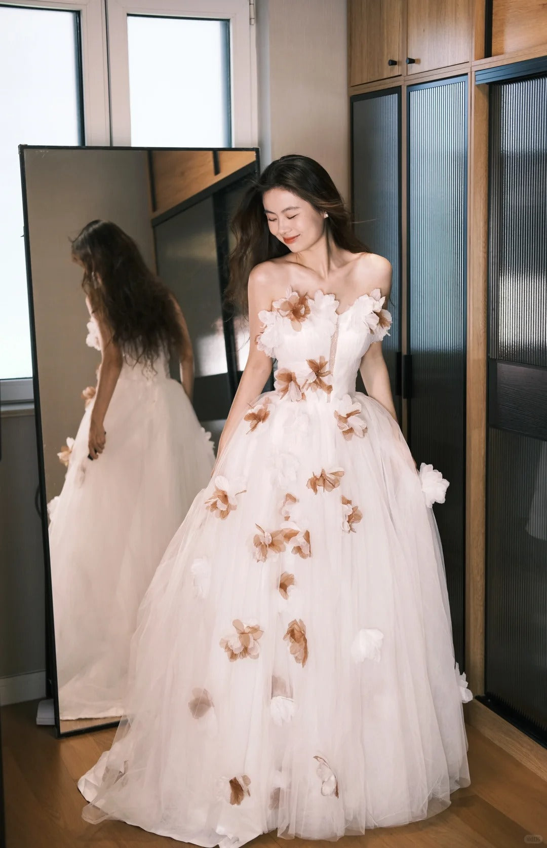 Verträumtes weißes schulterfreies A-Linien-Ballkleid mit 3D-Blütenblättern aus Tüll und Schleppe, Abendkleid P4766