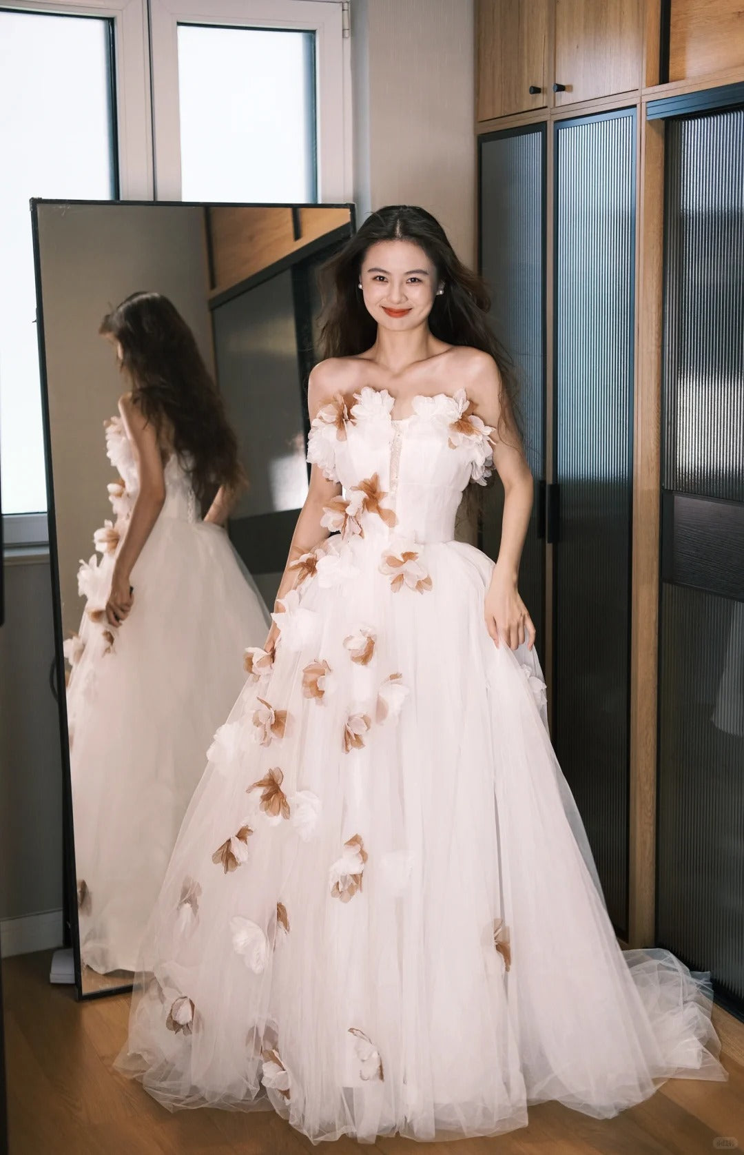 Verträumtes weißes schulterfreies A-Linien-Ballkleid mit 3D-Blütenblättern aus Tüll und Schleppe, Abendkleid P4766