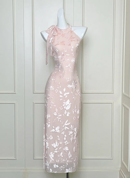 Elegantes rosa schlankes Neckholder-Jacquard-Abendkleid mit Schlitz P4077