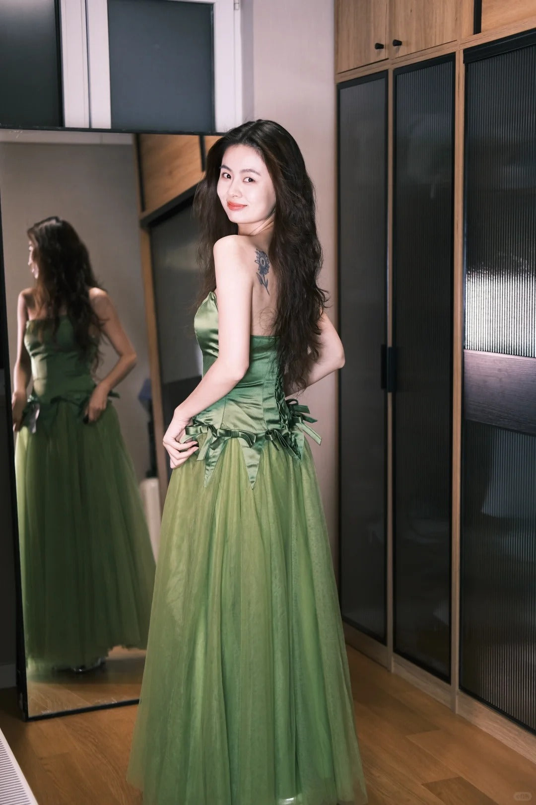 Elegantes Matcha-grünes trägerloses A-Linien-Abendkleid aus Satin-Tüll-Patchwork P4771