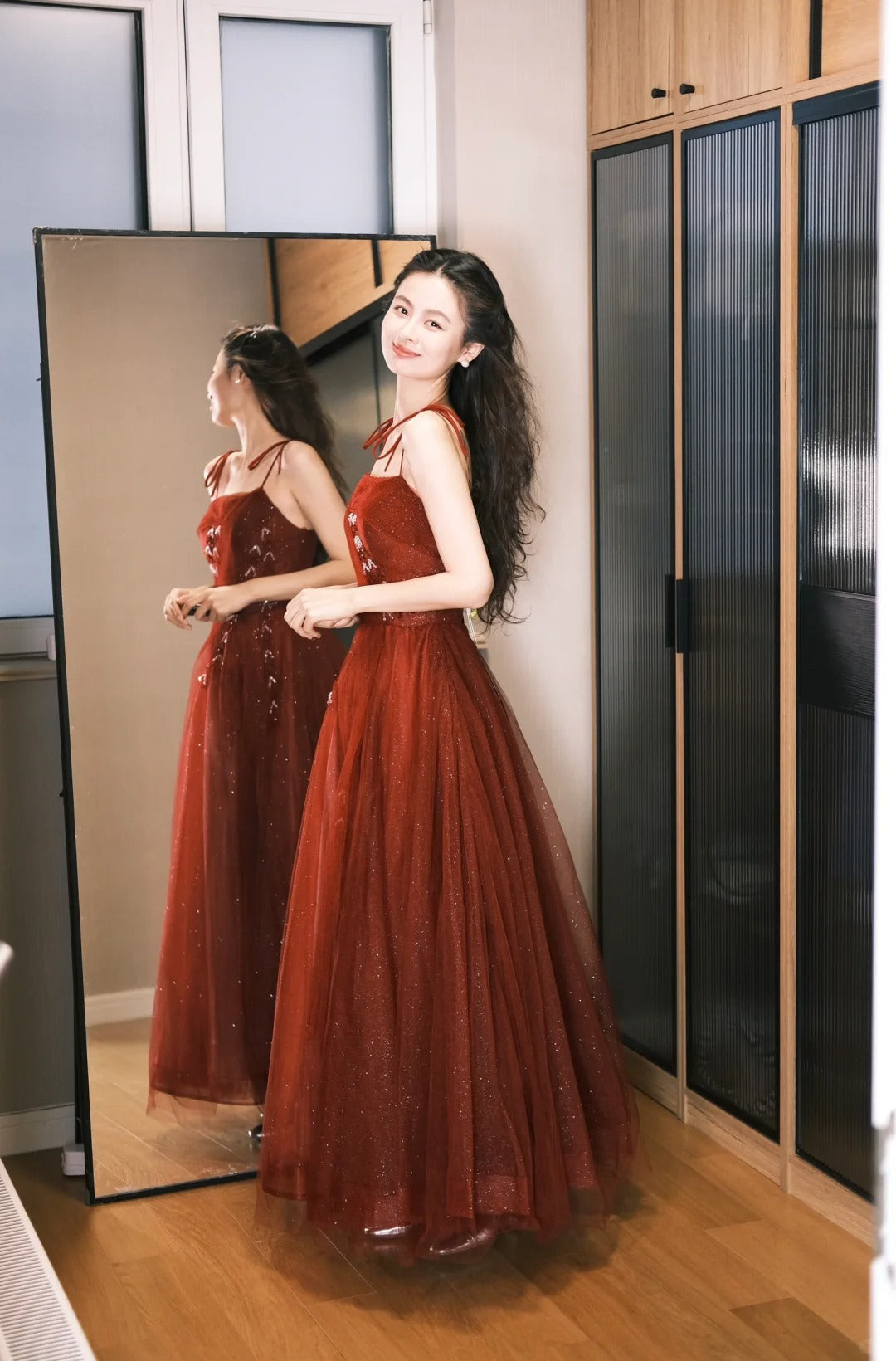 Elegantes burgunderrotes Spaghettiträger A-Linien Tüll langes Ballkleid Abendkleid P4772