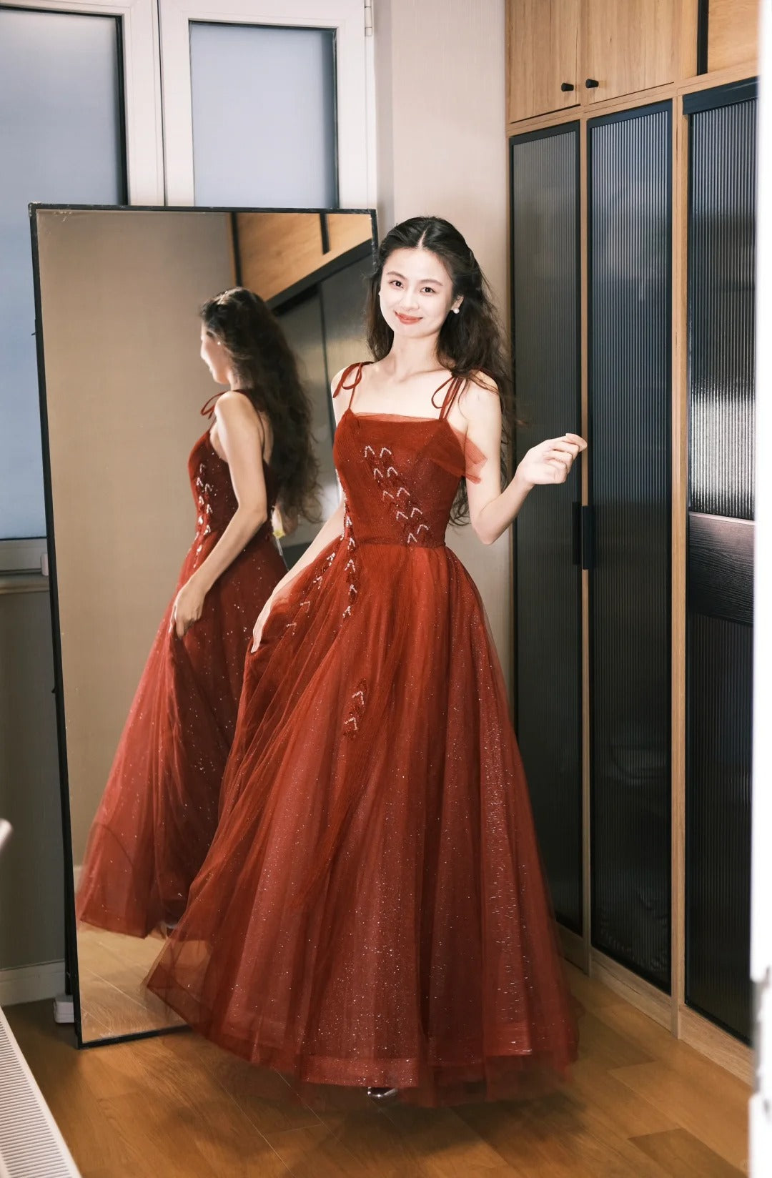 Elegantes burgunderrotes Spaghettiträger A-Linien Tüll langes Ballkleid Abendkleid P4772