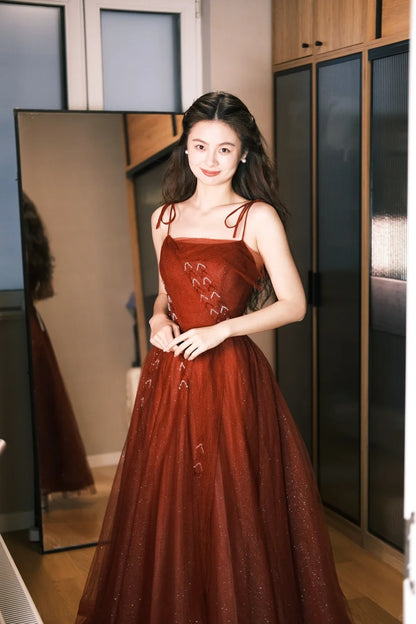 Elegantes burgunderrotes Spaghettiträger A-Linien Tüll langes Ballkleid Abendkleid P4772