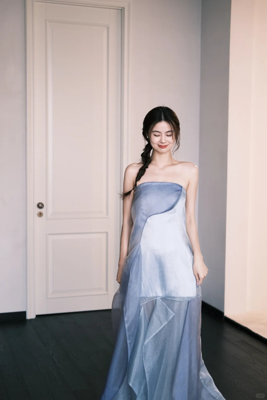 Atemberaubendes trägerloses Meerjungfrauen-Abendkleid mit mehrlagiger Tüllschleppe P4774