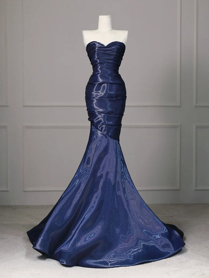 Elegantes trägerloses Meerjungfrauen-Abendkleid aus marineblauem, plissiertem Satin, langes Ballkleid P4078