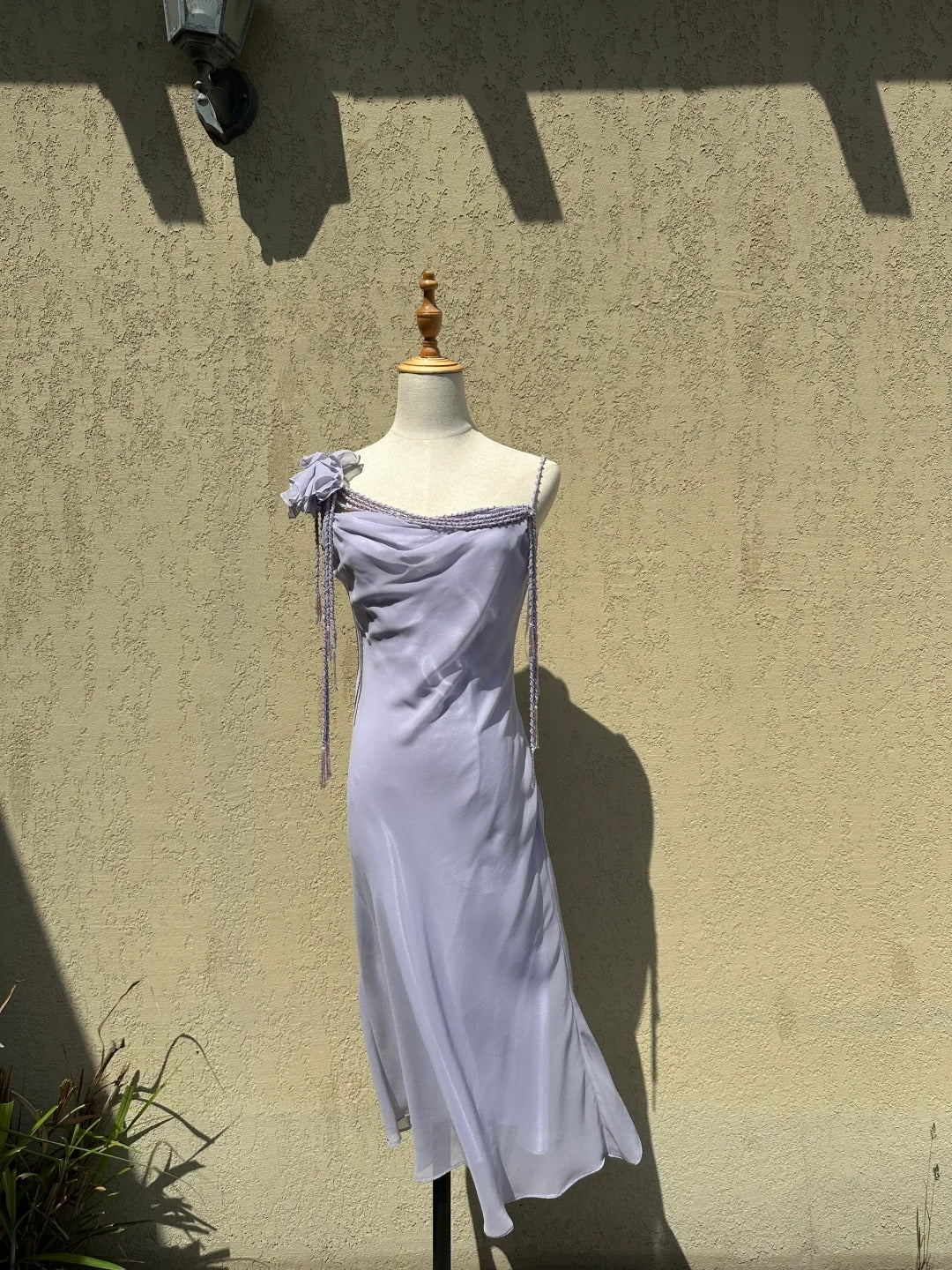Elegantes lavendelfarbenes Spaghettiträger-Chiffon-Ballkleid mit Quasten Abendkleid P4780
