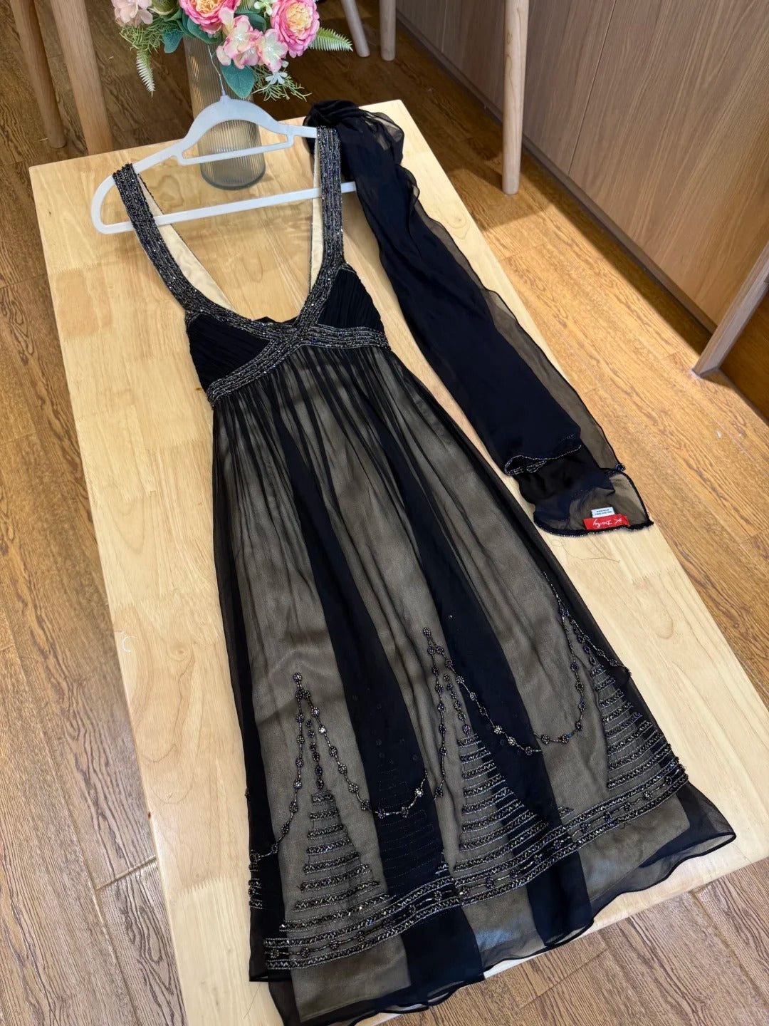 Elegantes schwarzes Spaghettiträger-Ballkleid mit V-Ausschnitt, Perlen und Tüll, Abendkleid P4782