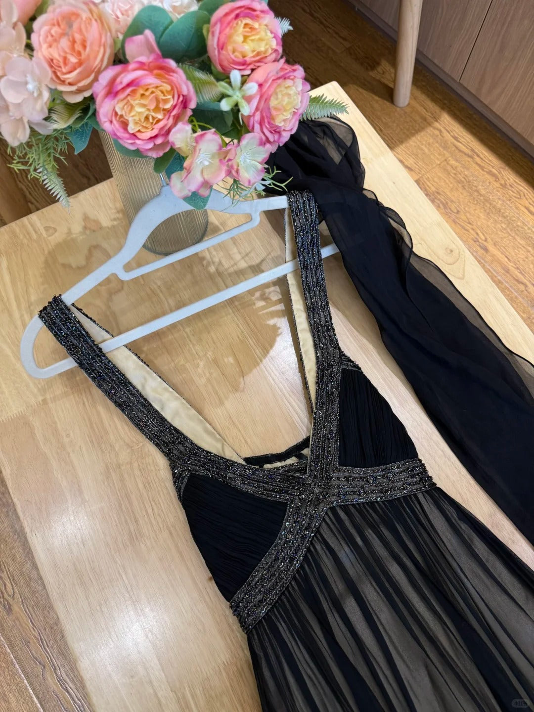 Elegantes schwarzes Spaghettiträger-Ballkleid mit V-Ausschnitt, Perlen und Tüll, Abendkleid P4782