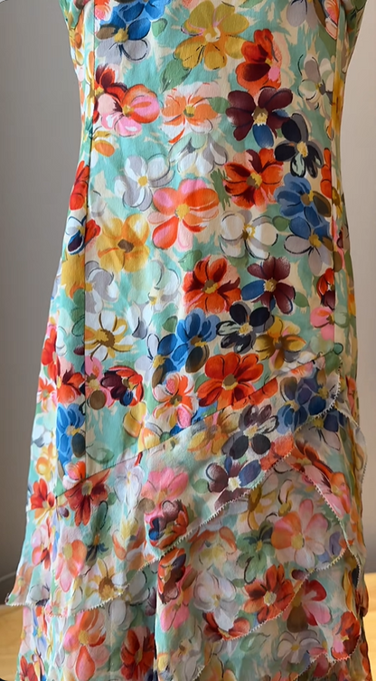 Buntes Blumen-Spaghettiträger-Kleid Unregelmäßiges Chiffon-Ballkleid Geburtstagskleid P4784