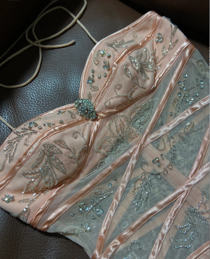 Süßes rosafarbenes Neckholder-Meerjungfrauen-Abendkleid mit Perlen und transparentem Tüll P4786