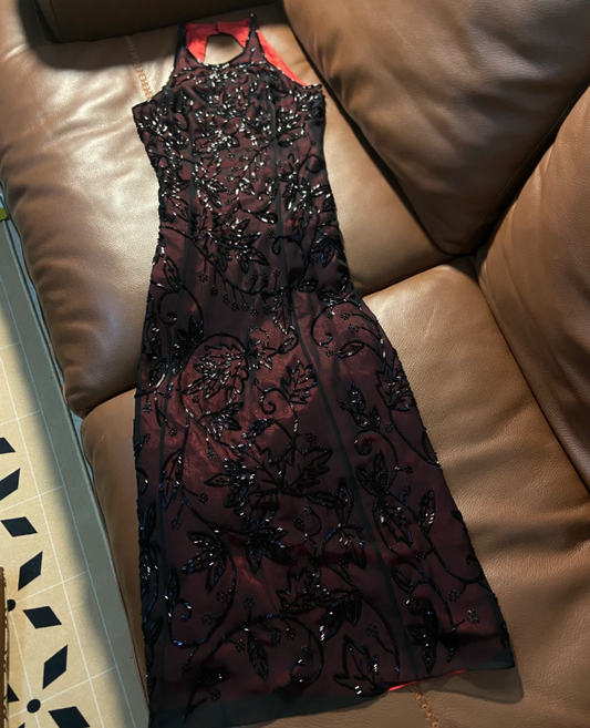 Robe de soirée longue en tulle motif feuilles perlées noires, dos nu, coupe ajustée, couleur bordeaux vintage P4789
