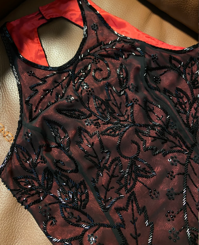 Vintage burgunderrotes Neckholder-Kleid, schmal geschnitten, mit schwarzen Perlen und Blattmuster, aus Tüll, langes Ballkleid, Abendkleid P4789