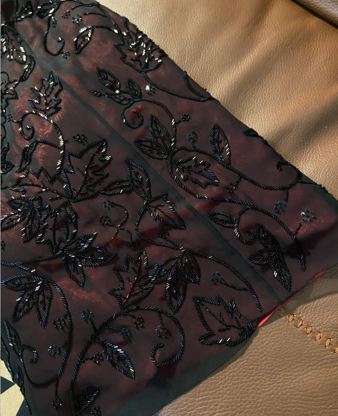 Vintage burgunderrotes Neckholder-Kleid, schmal geschnitten, mit schwarzen Perlen und Blattmuster, aus Tüll, langes Ballkleid, Abendkleid P4789