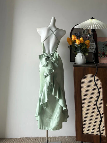 Elegantes grünes, figurbetontes rückenfreies Neckholder-Abendkleid aus Satin mit Rüschen P4079