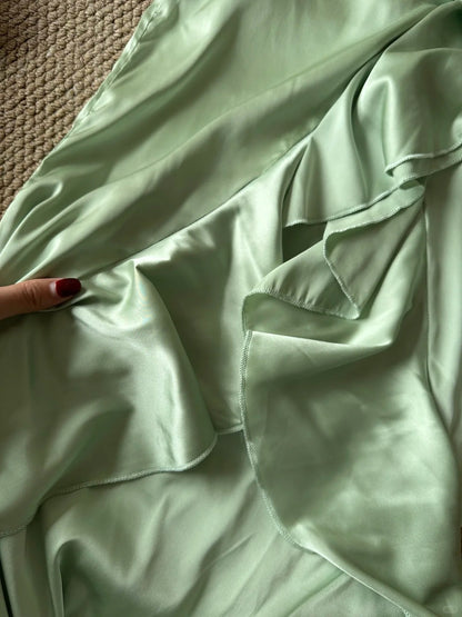 Elegantes grünes, figurbetontes rückenfreies Neckholder-Abendkleid aus Satin mit Rüschen P4079